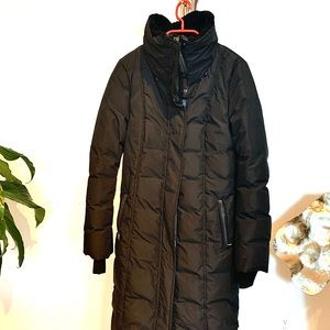 Women winter water resistant coat. Size 4